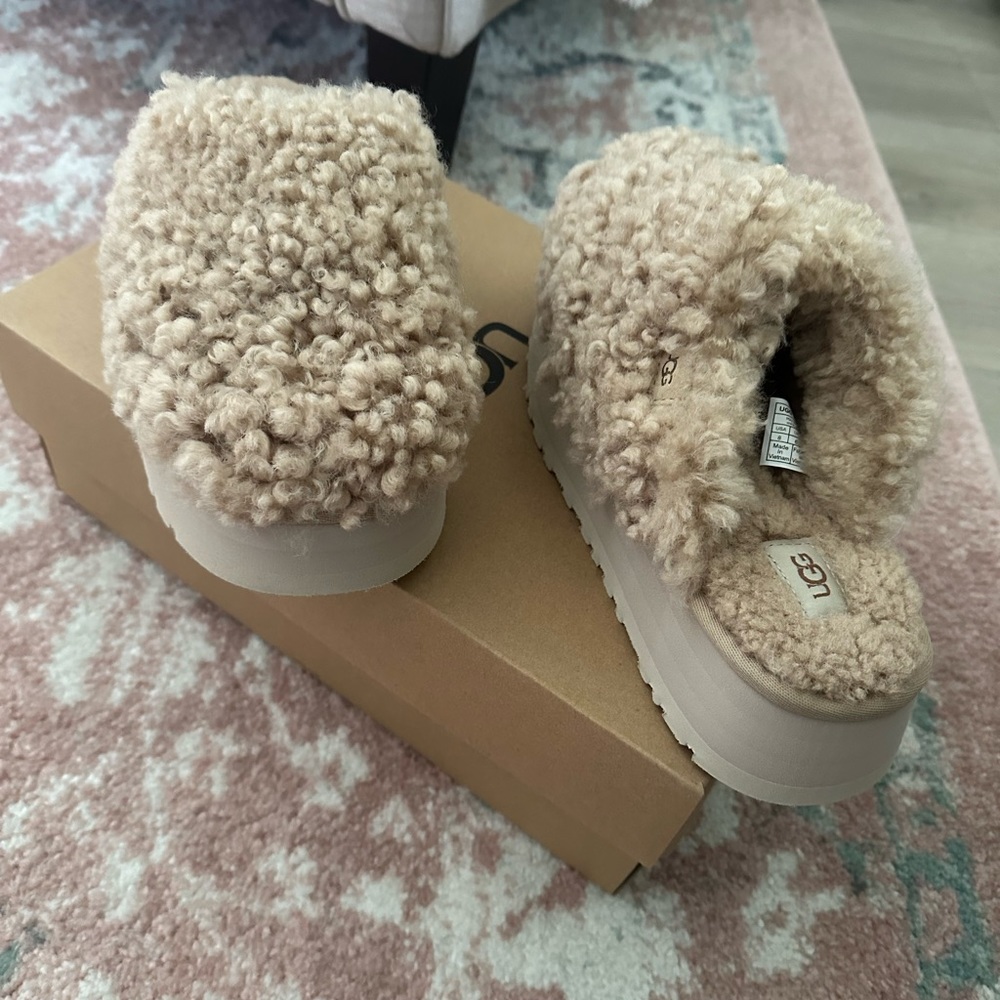 NWT UGG Maxi Curly Platform, size 8 (without box)